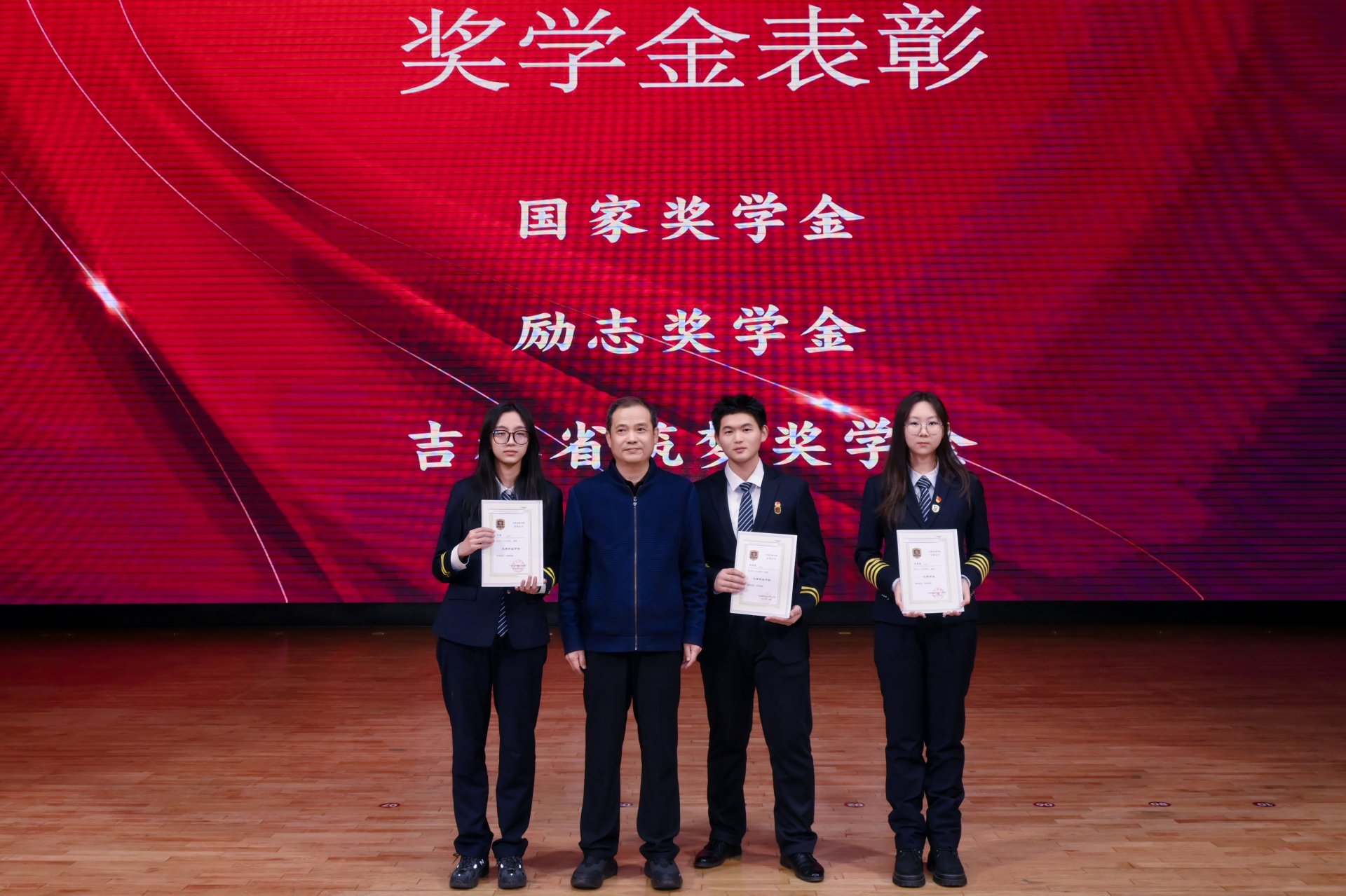 懂球体育官网优惠活动全体师生参加表彰