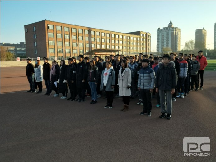 三名升旗手在口令员的口令中走上升旗台