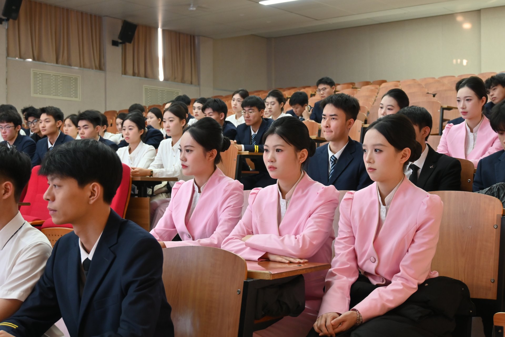 近百名怀揣蓝天梦想的表演专业（空中乘
