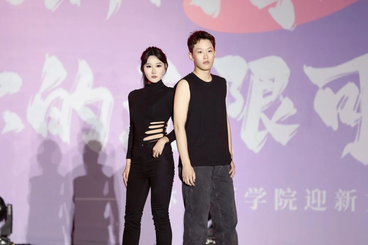 为新生呈现了一场视觉与文化的双重盛宴
