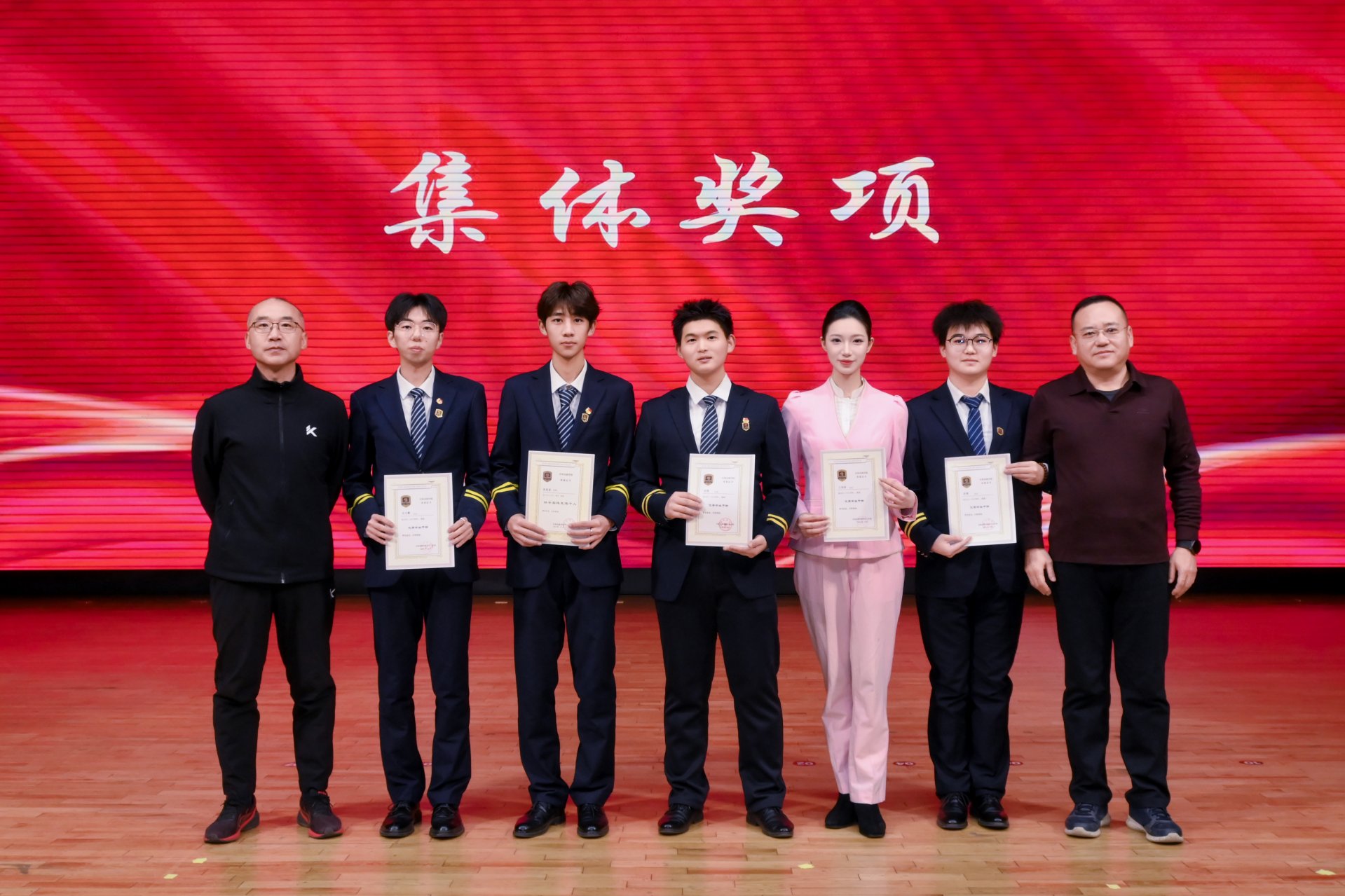懂球体育官网优惠活动副院长杨东平宣读