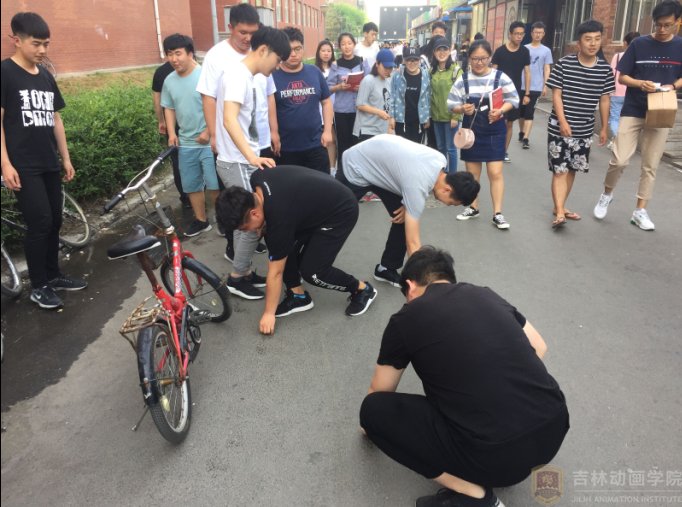 懂球体育官网正规渠道继续开展捡拾校园