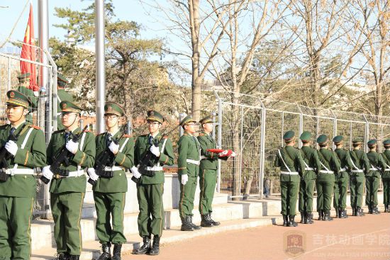学工办副主任赵立伟出席了本次升旗仪式