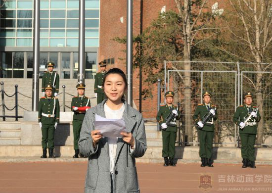 灿烂的阳光倾洒在吉动操场上